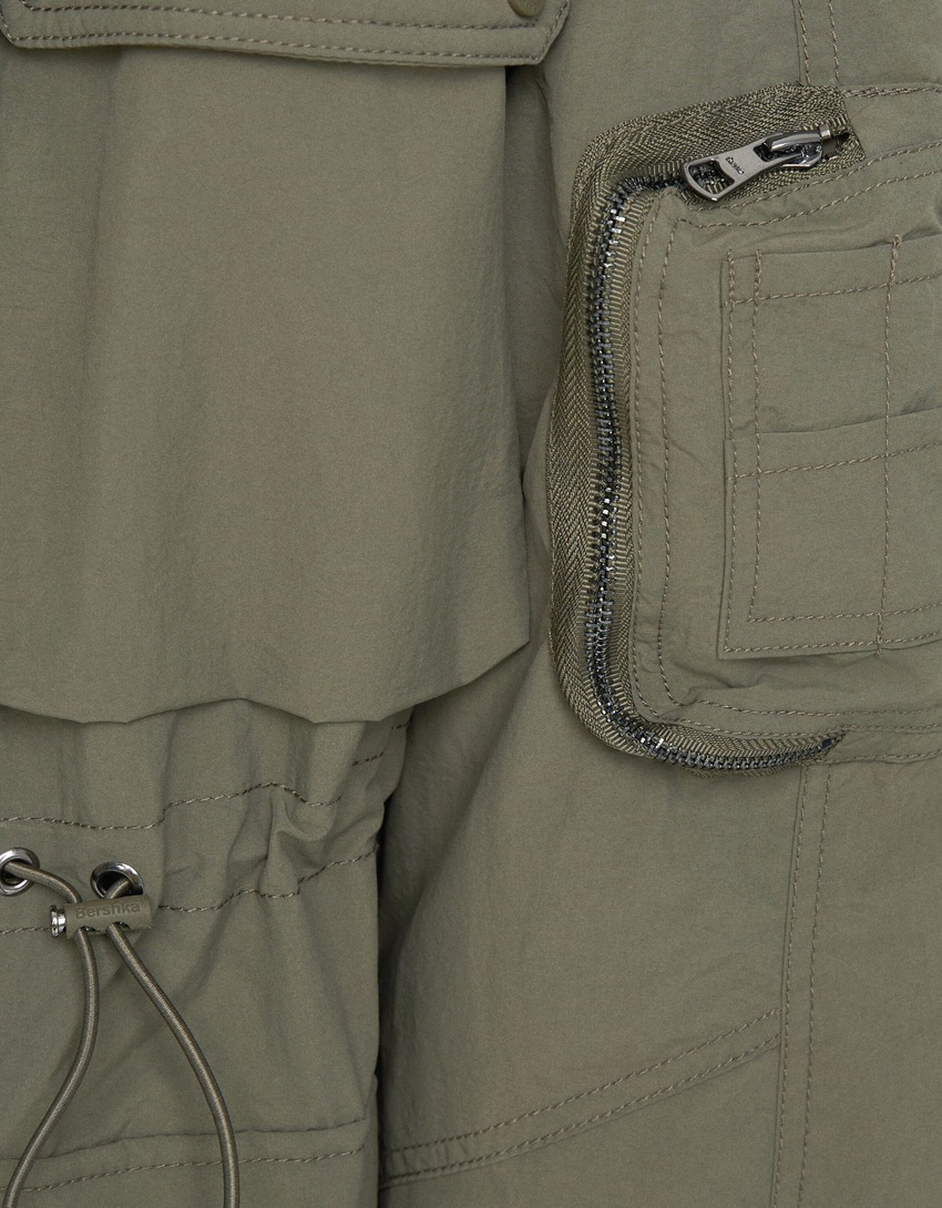 Parka comprida de nylon com forro de imitação de pele de carneiro.