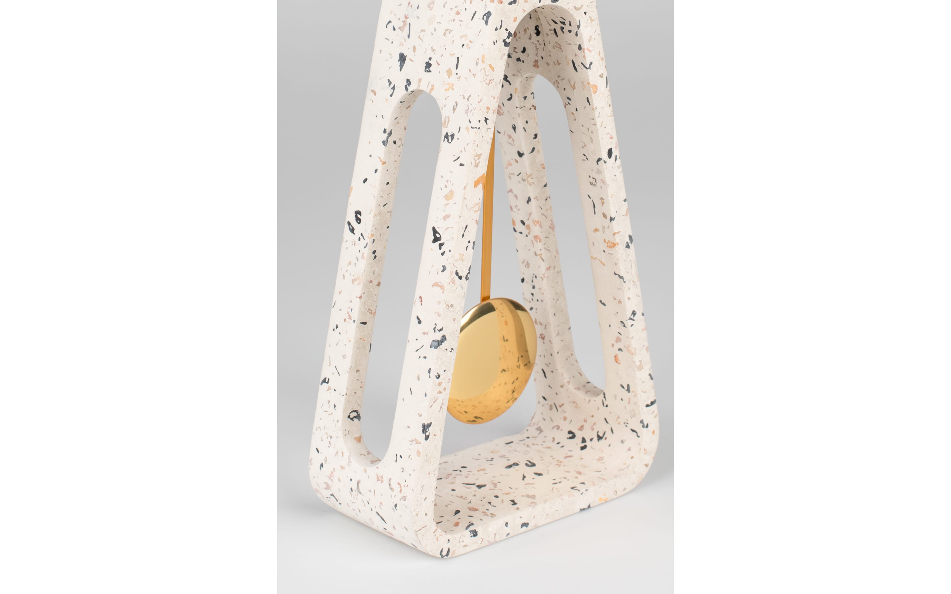 Tischuhr Pendulum Time Terrazzo aus Beton in weiß