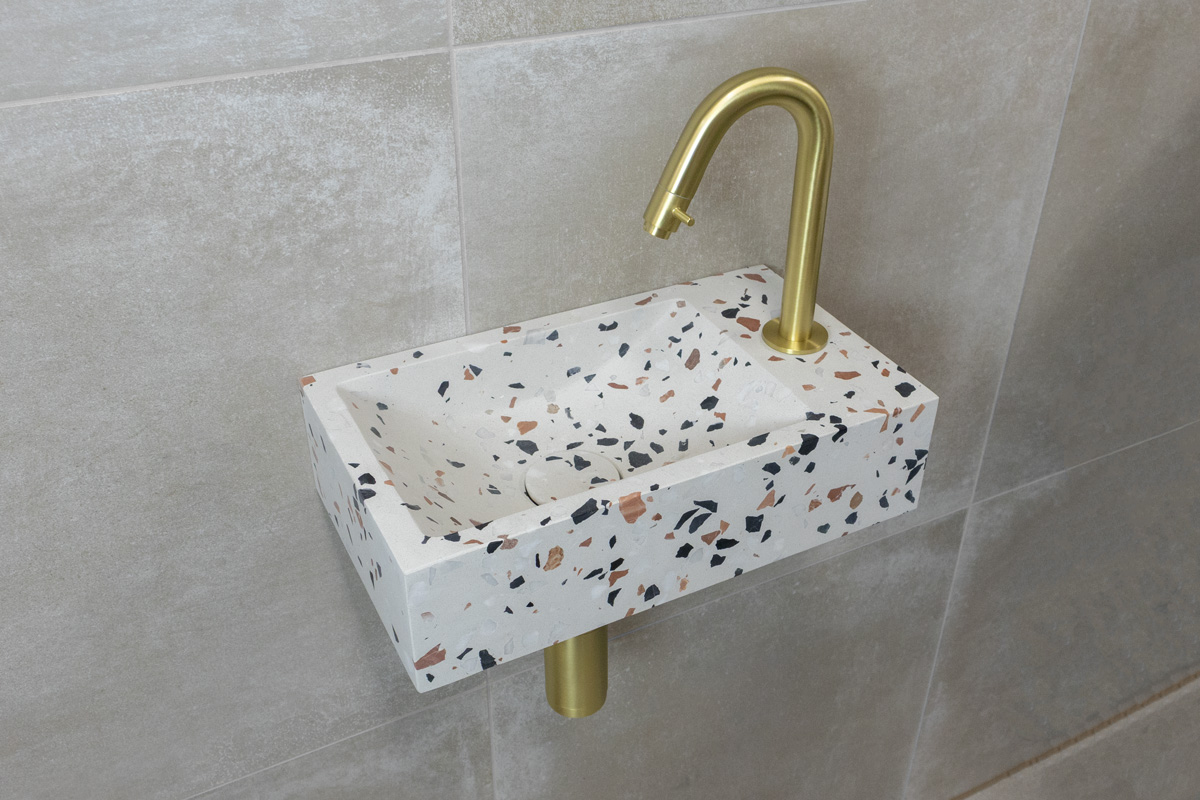 Saniclear Terrazzo fonteinset met gebogen kraan in geborsteld messing