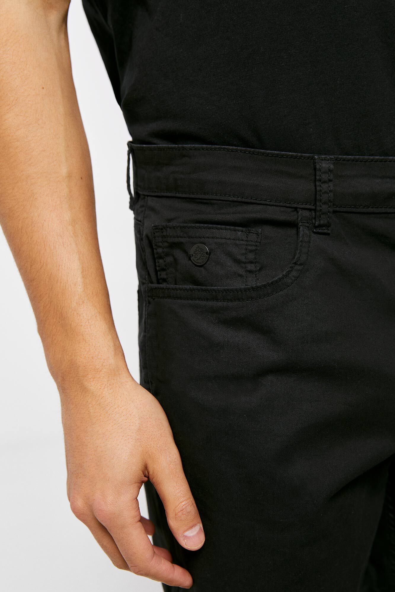 Bermuda leve e ajustada com 5 bolsos, lavagem preta.