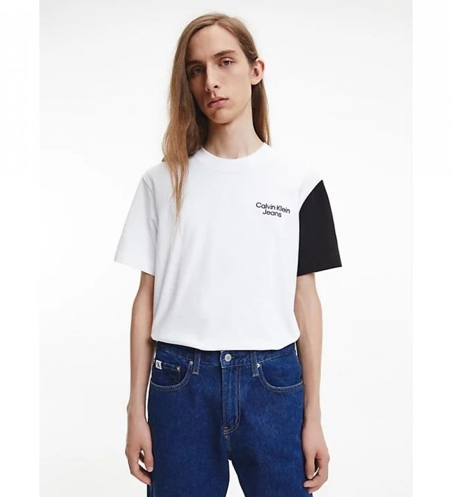 Camiseta branca Calvin Klein Jeans Stacked Shirt com blocos de cores