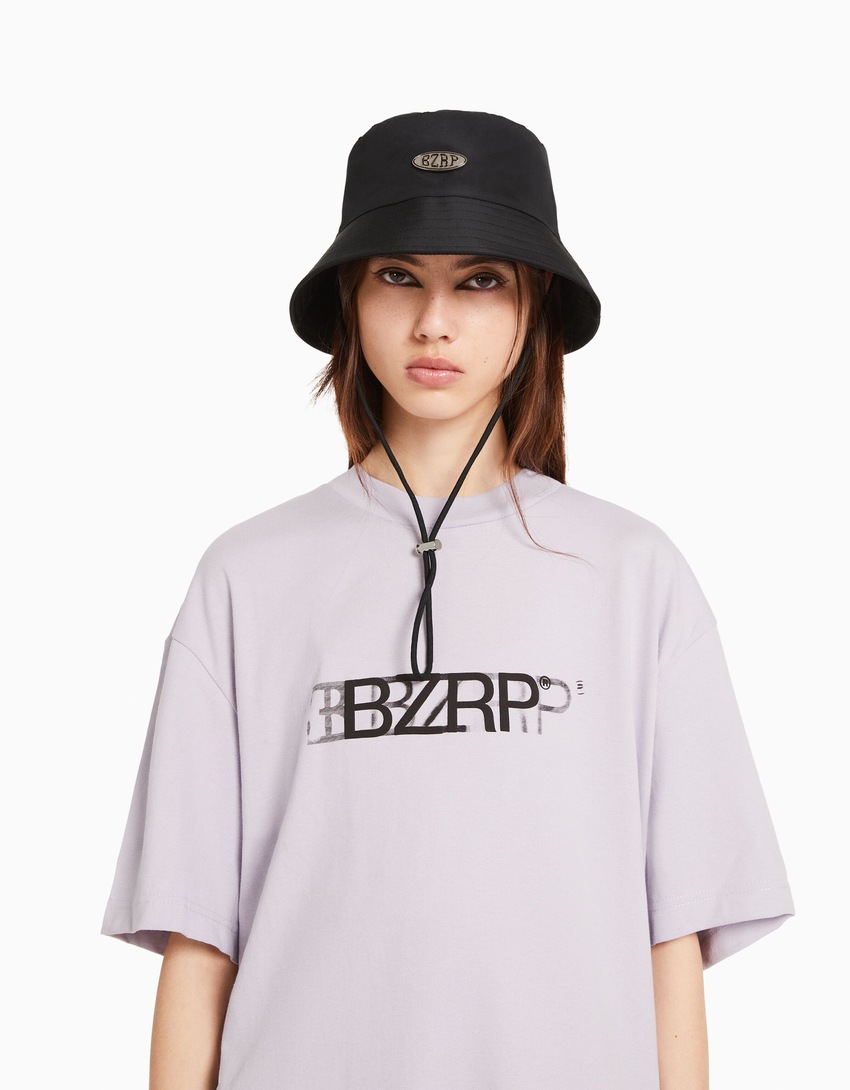 BERSHKA com chapéu bucket BIZARRAP