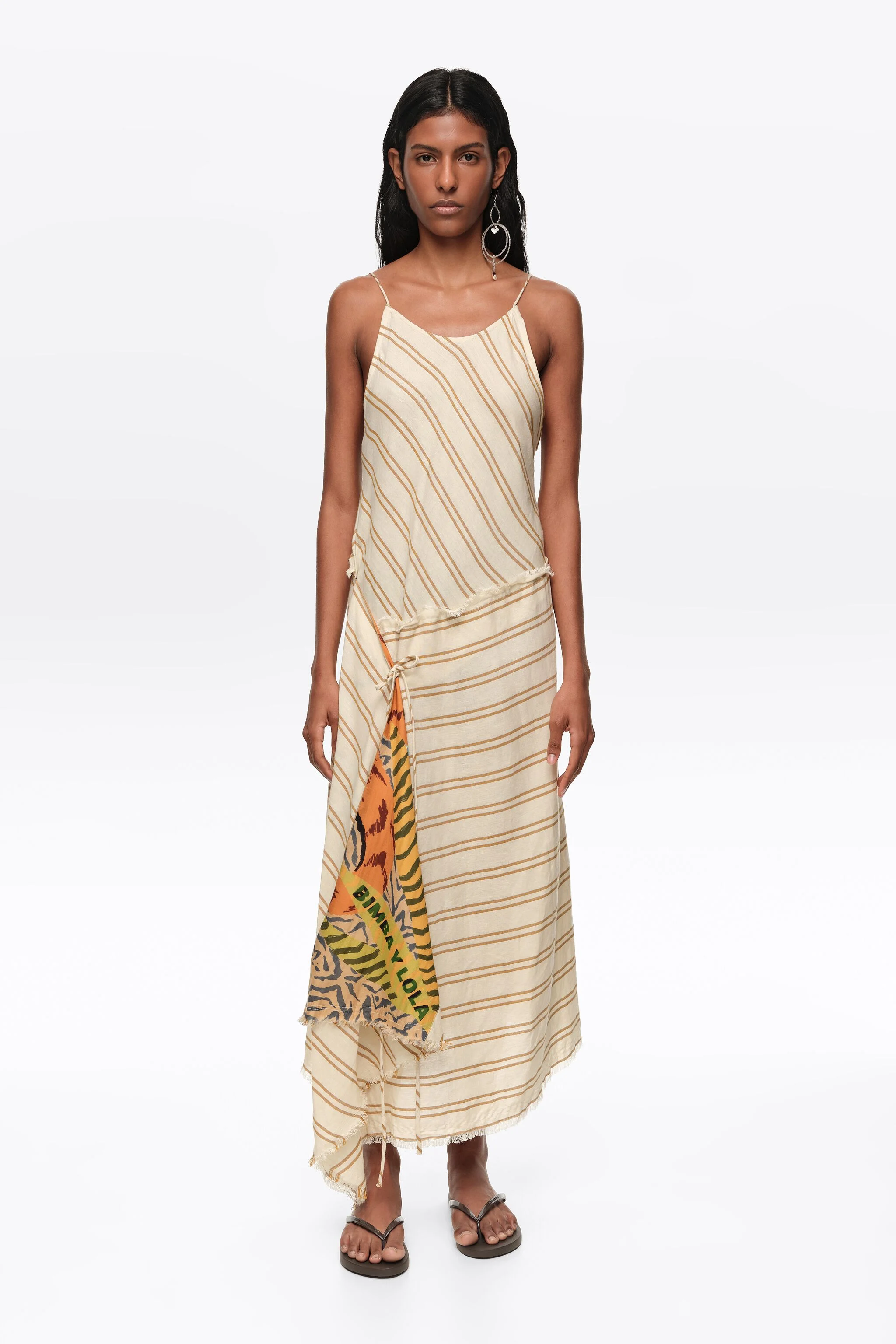Vestido sarongue com forro estampado com listras cor areia.