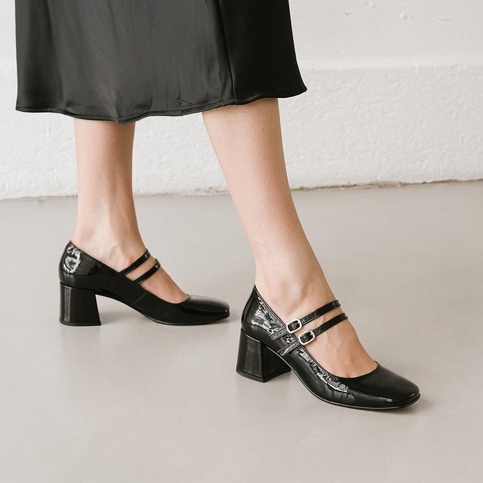 Babies à talons moyens et brides à boucles  en vernis plissé noir
