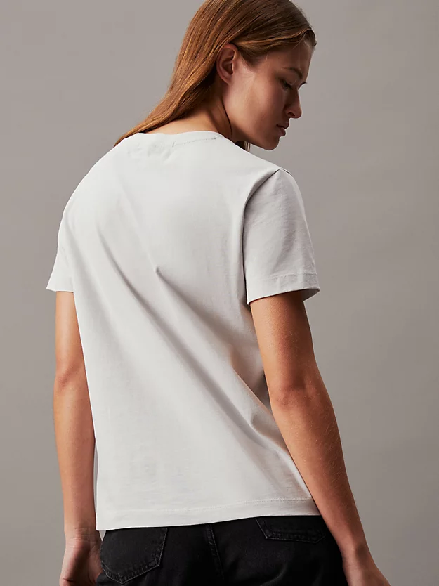 Camiseta com logotipo iridescente