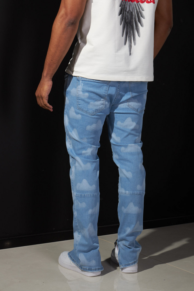 Jean bleu clair à motif nuage blanc