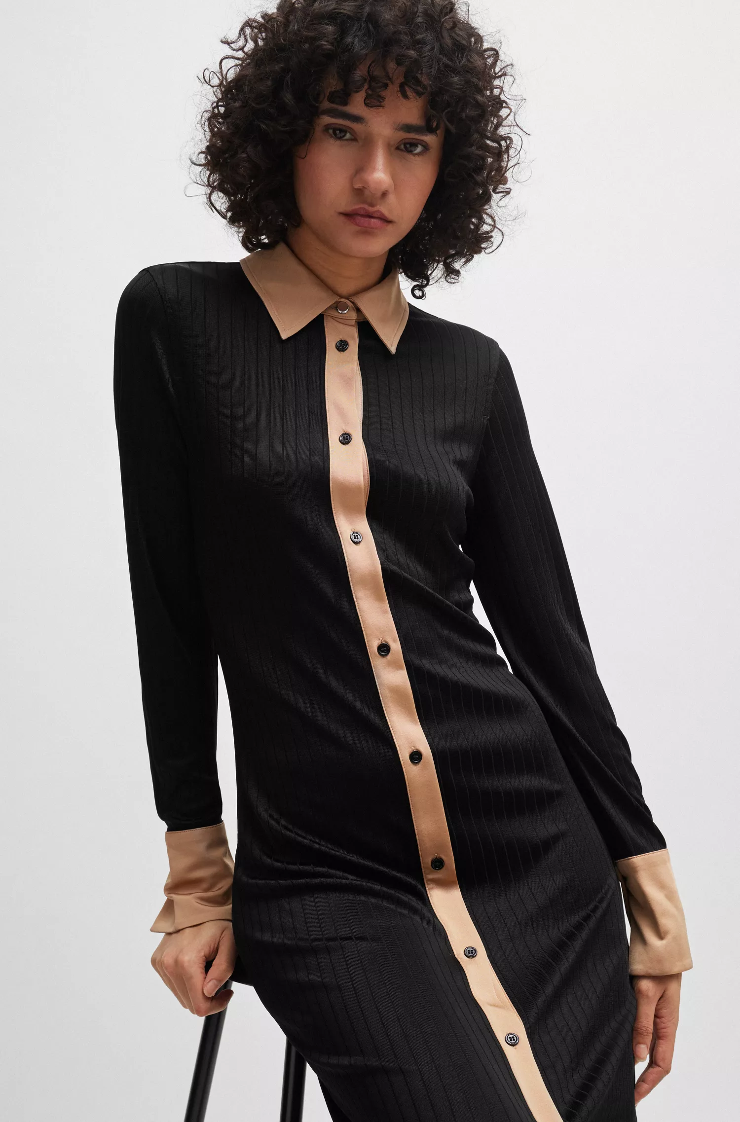 Vestido longo preto estilo camisa da BOSS em malha canelada