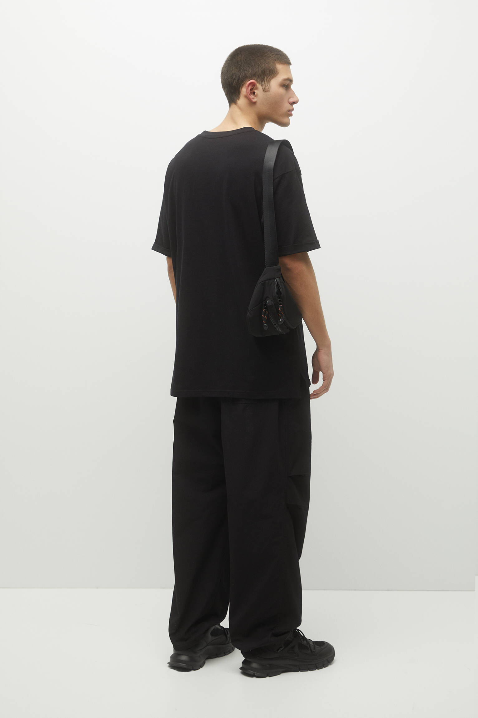 CAMISETA BÁSICA DE CORTE COMPRIDO - PRETA