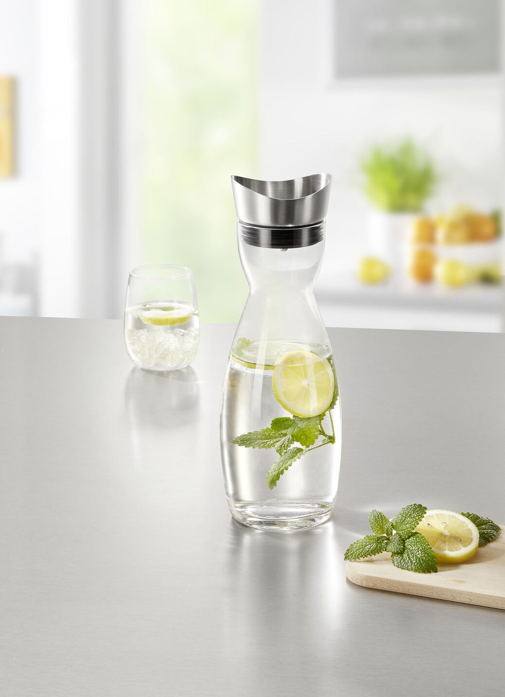 Glaskaraffe mit Edelstahl-Ausgiesser