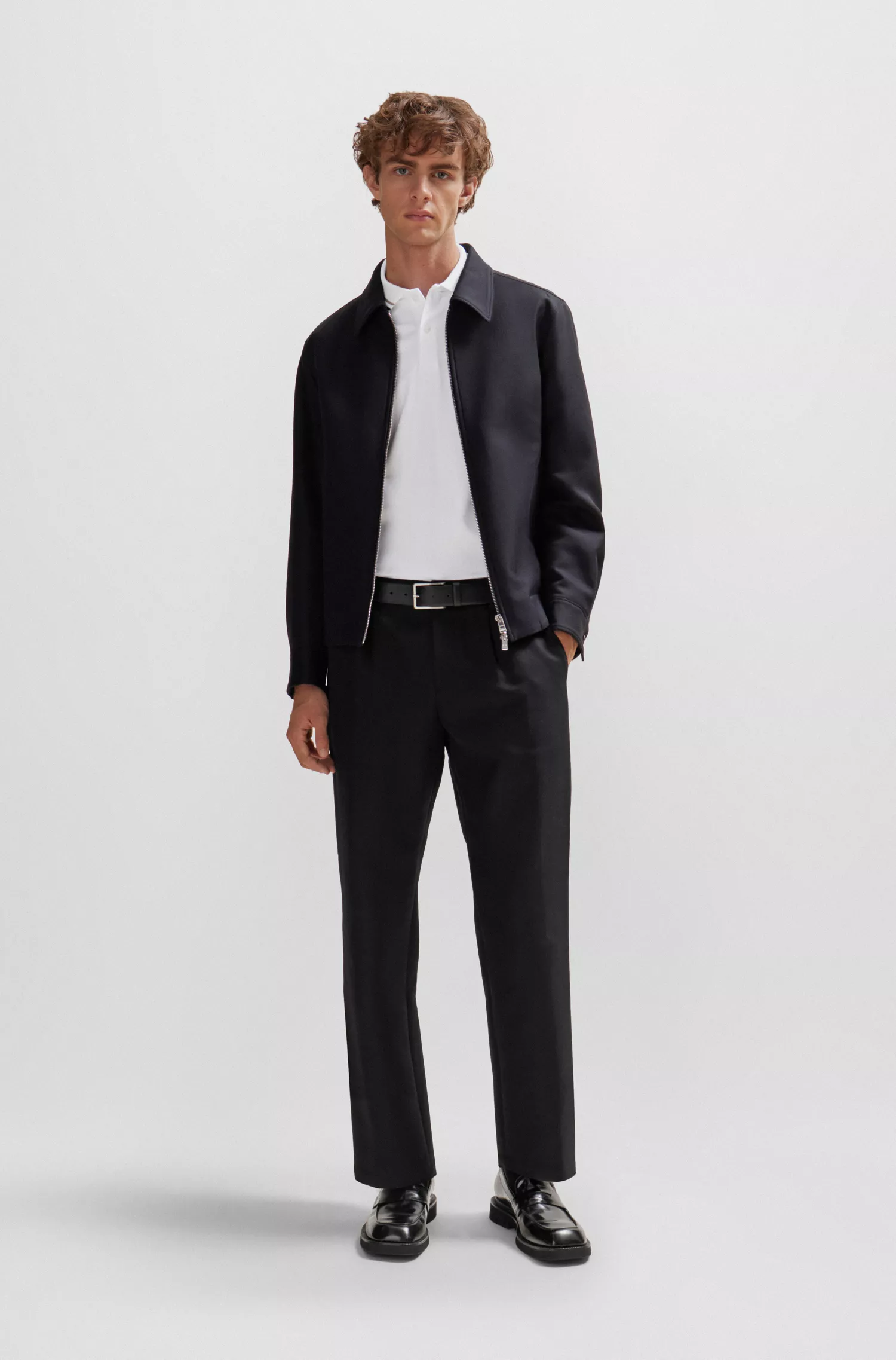 Camisa polo BOSS preta, corte slim, em algodão com gola listrada.