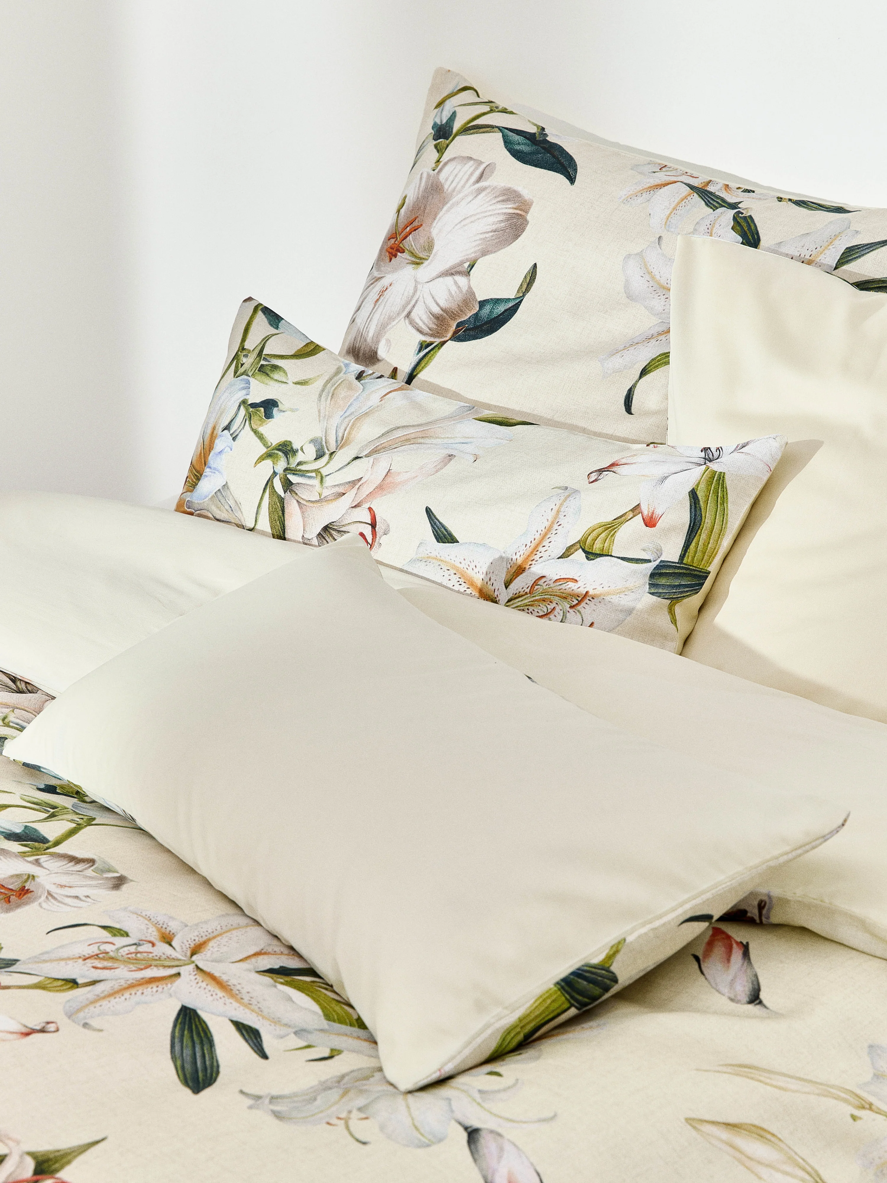 Katoensatijnen kussenhoes Flori met bloemenprint