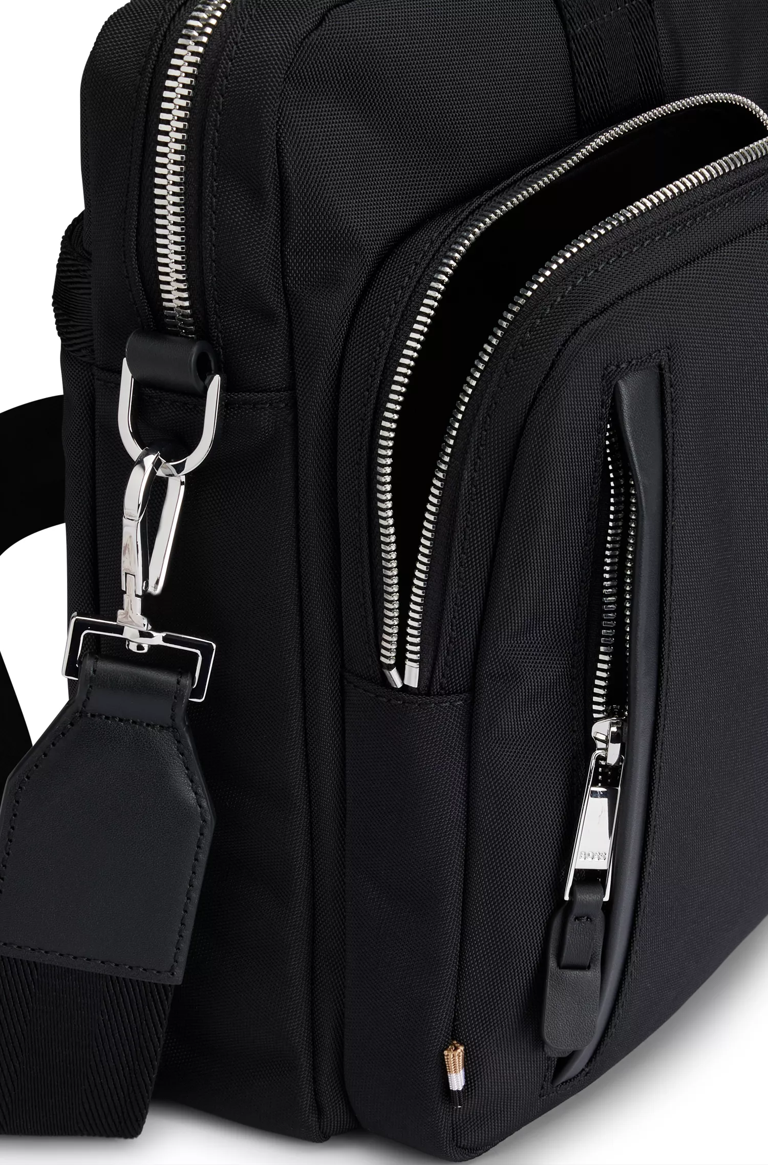 Pasta para documentos BOSS preta com dois bolsos frontais e logotipo da marca.