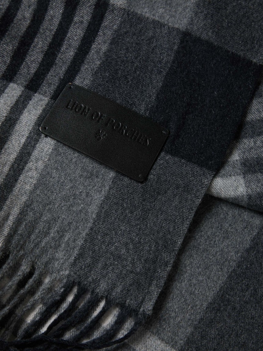 Cachecol em tartan com franjas