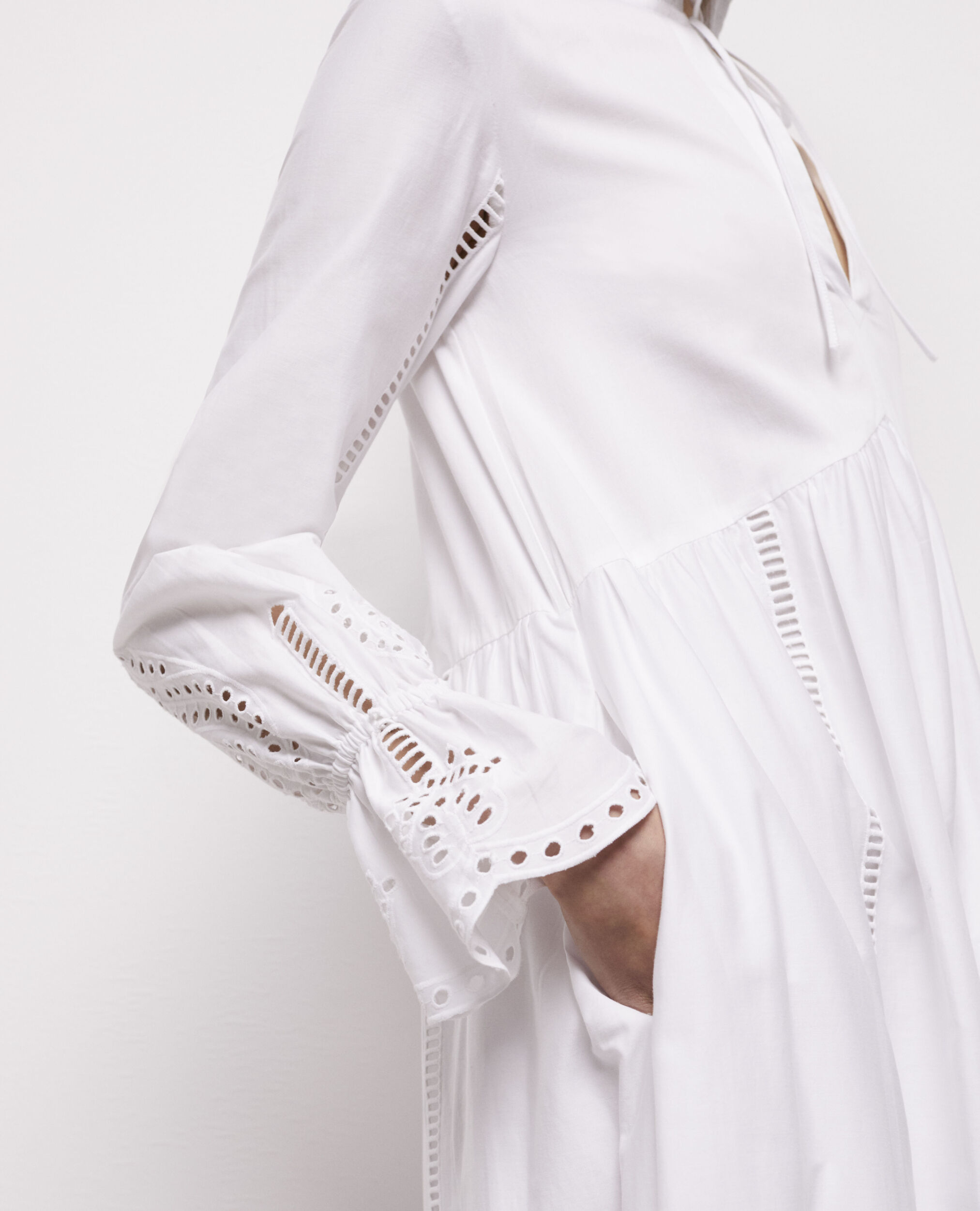 Robe longue blanche avec broderie Anglaise