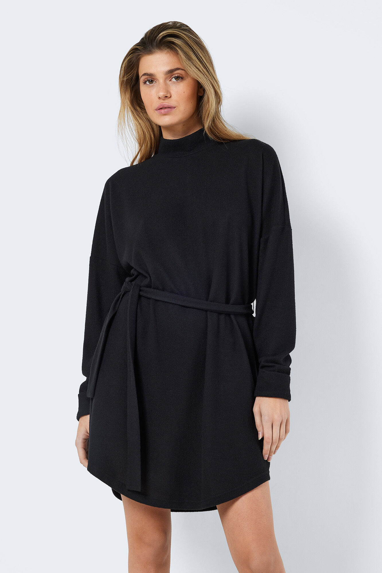 Vestido de malha com gola alta