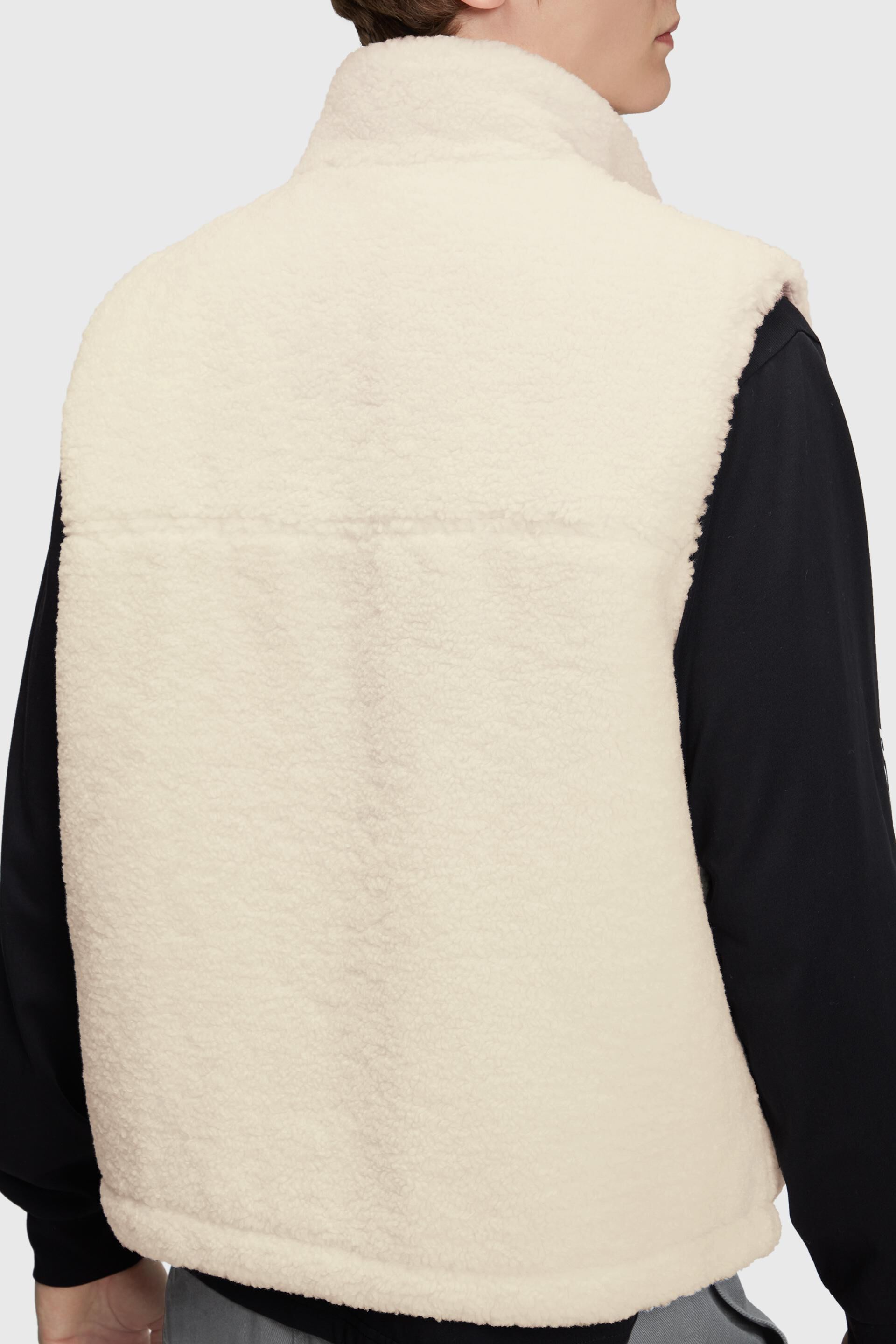 Veste sans manches en borgana d’aspect peluche ornée d’un logo brodé