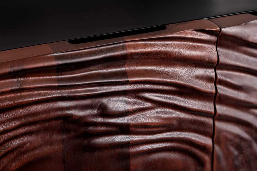 Massives Sideboard FLUID 175cm walnuss-braun Akazienholz 3D-Design schwarzer Sockelfuß