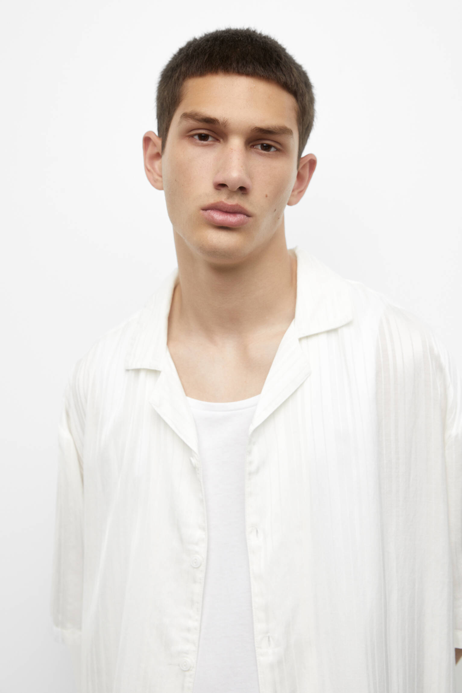 CAMISA LISTRADA BRANCA DE CETIM - TOM OFF WHITE