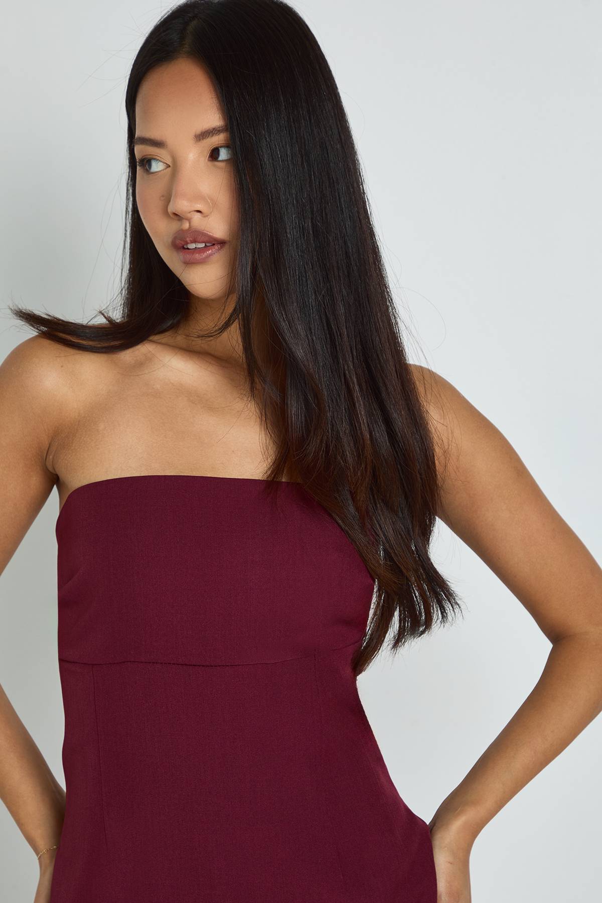 boohoo Robe Mini Bustier Ajustée Petite avec Jupe Plissée