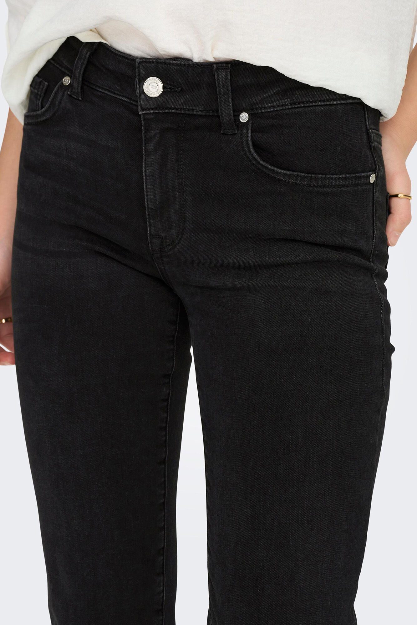 Calça jeans de corte reto com cinco bolsos