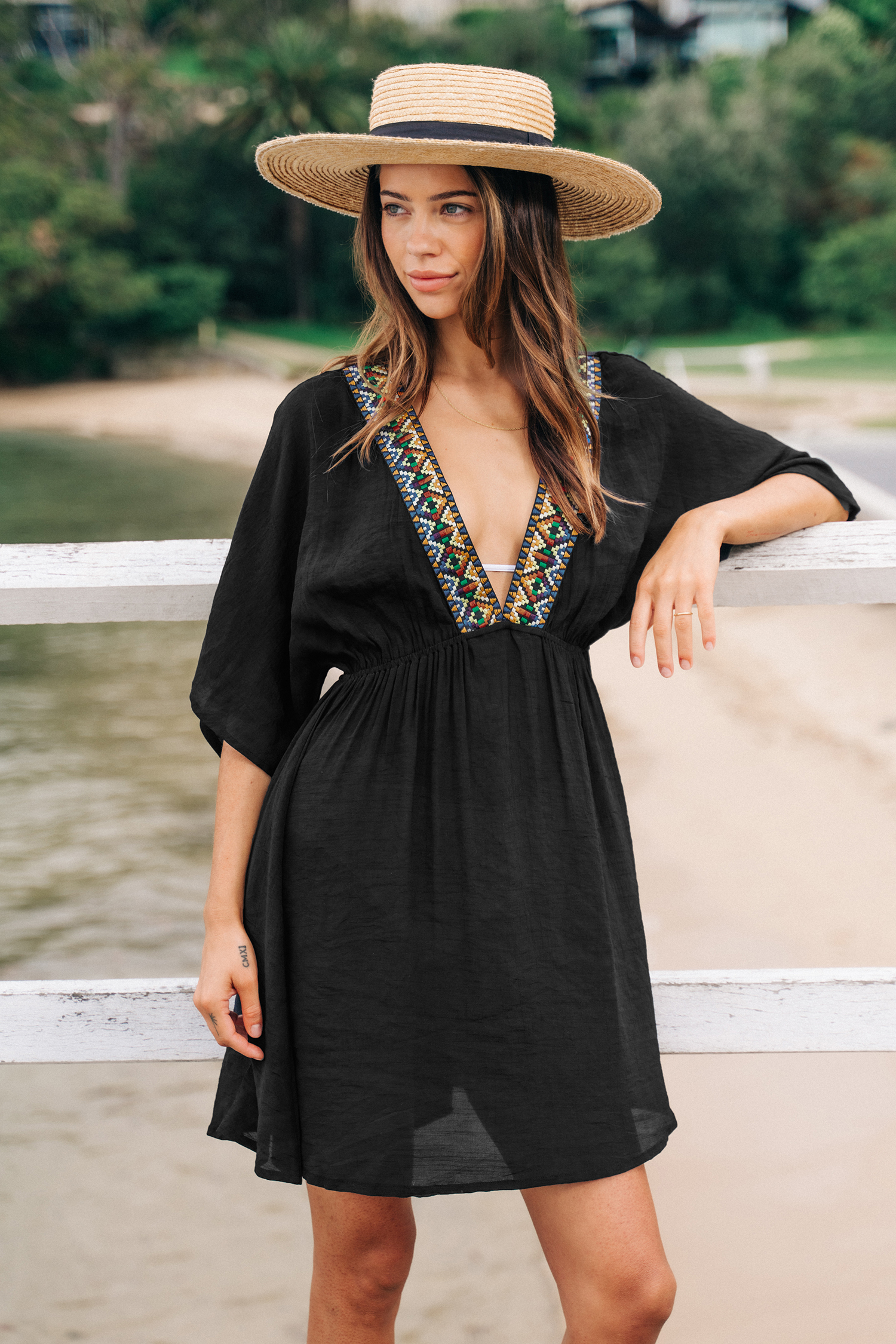 Robe cover up à col en V et broderie