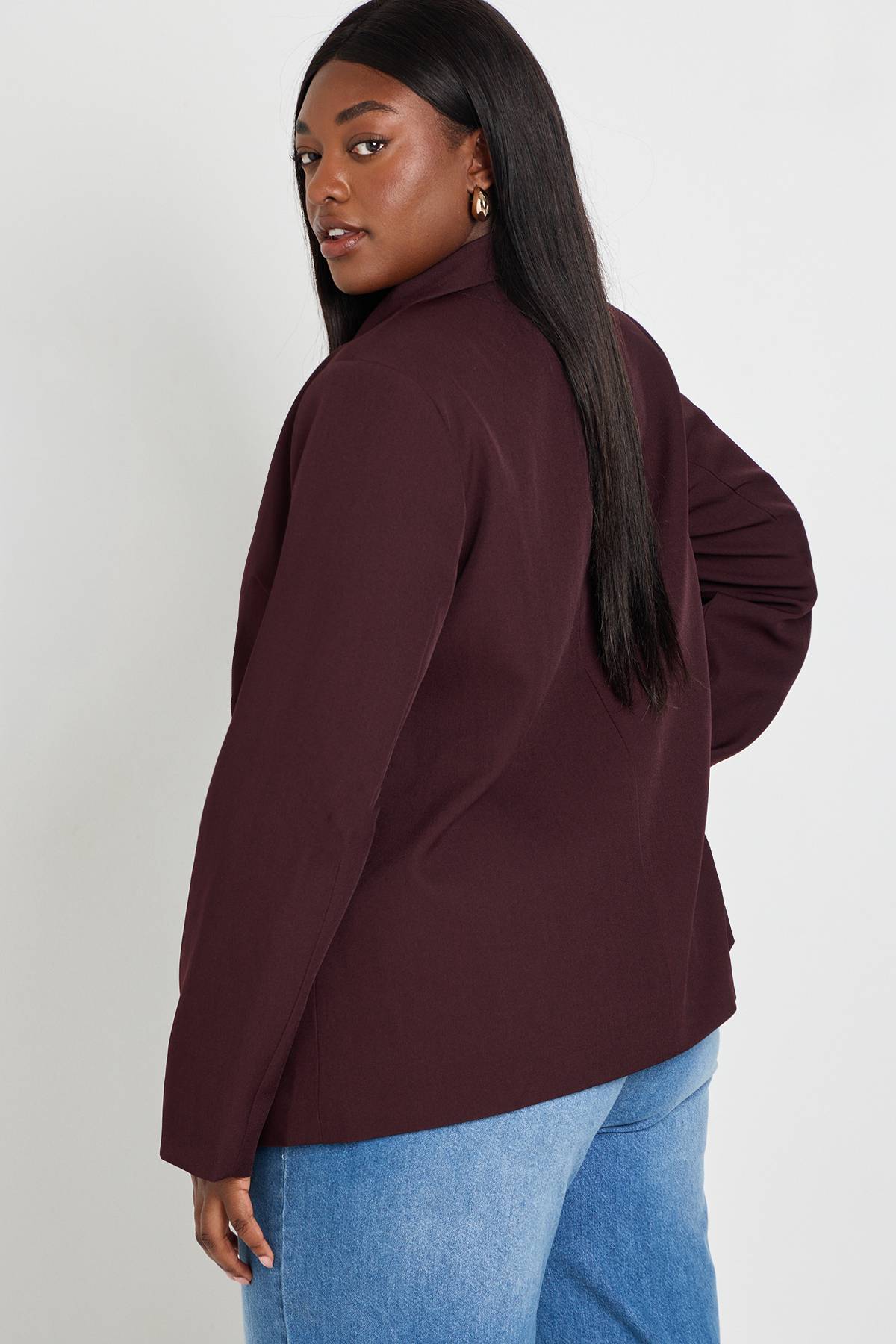 boohoo Blazer Grande Taille À Simple Boutonnage Avec Finitions Dorées
