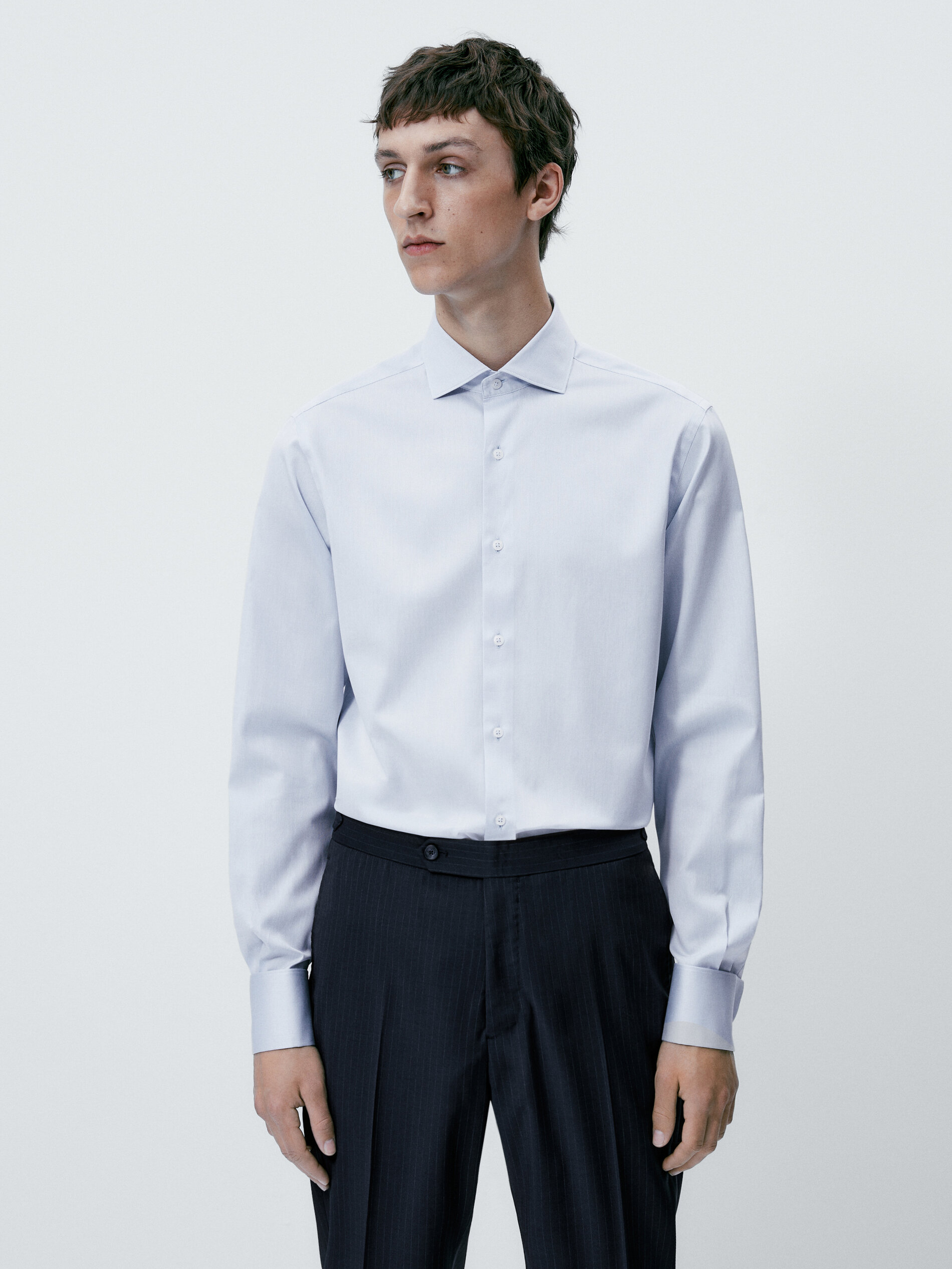 Camisa de corte regular com punho duplo - AZUL CLARO