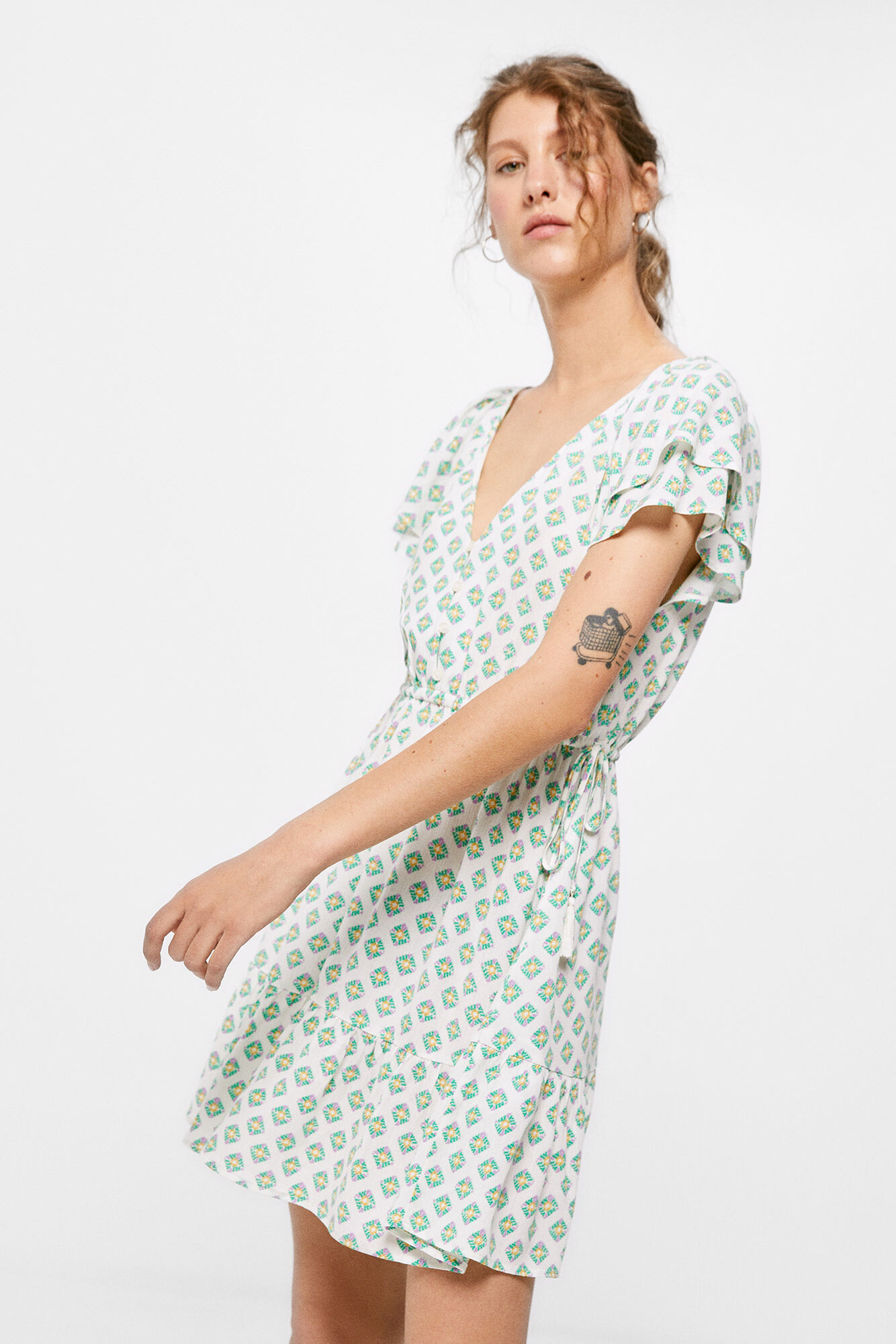 Vestido curto com laços na cintura