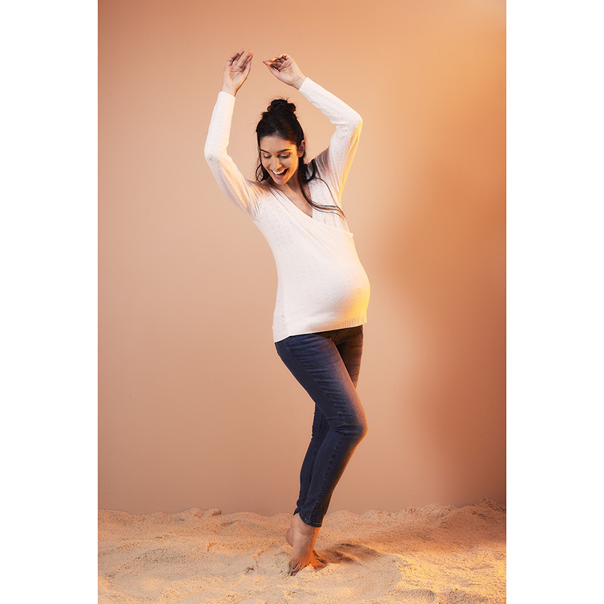 Pull de grossesse et d'allaitement effet cache-cœur en tricot ajouré