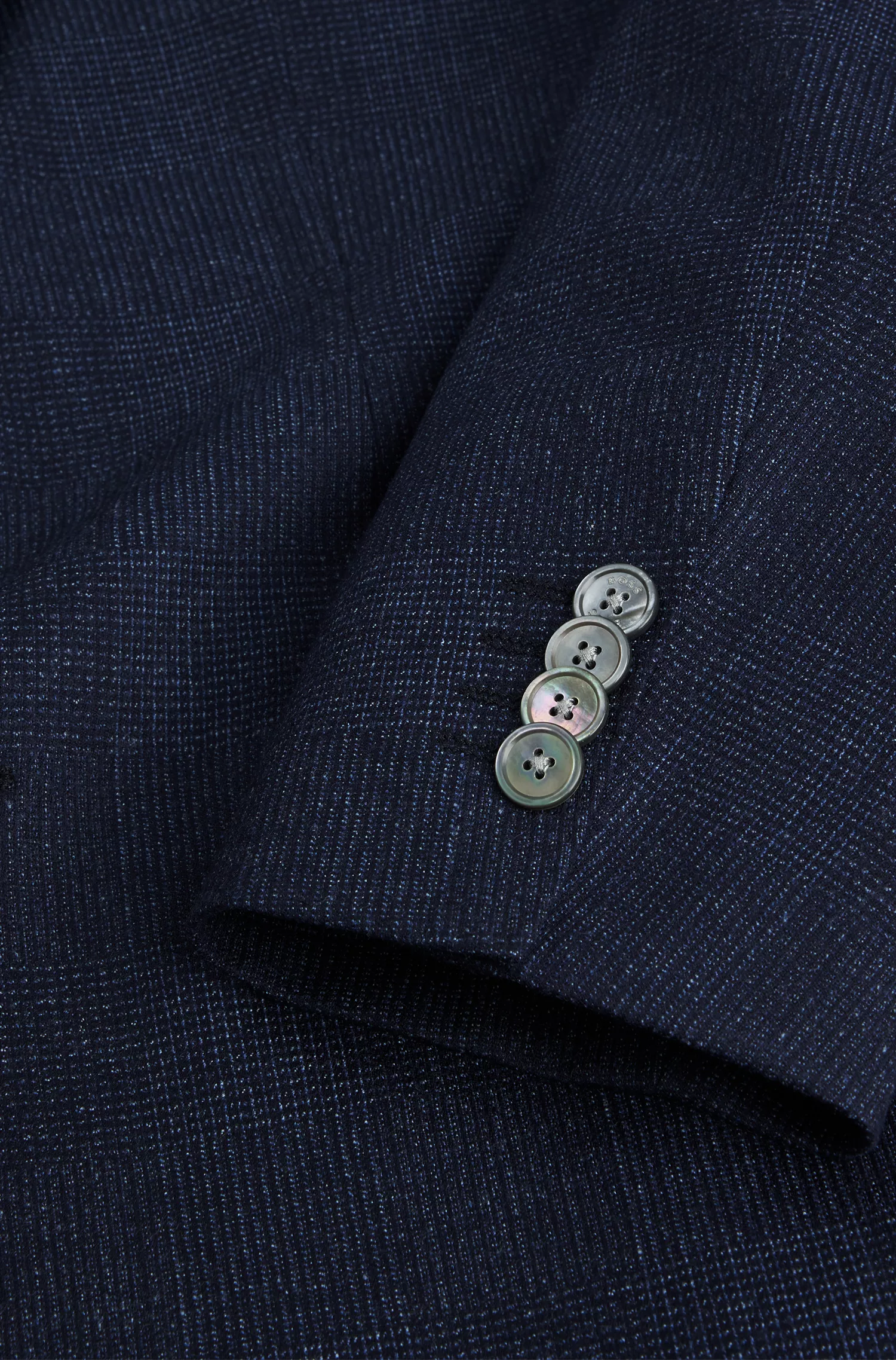 Terno BOSS preto slim fit em lã elástica xadrez.