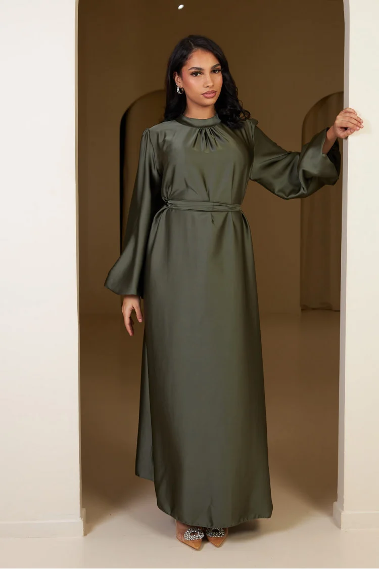Robe kaki satinée et ceinturée