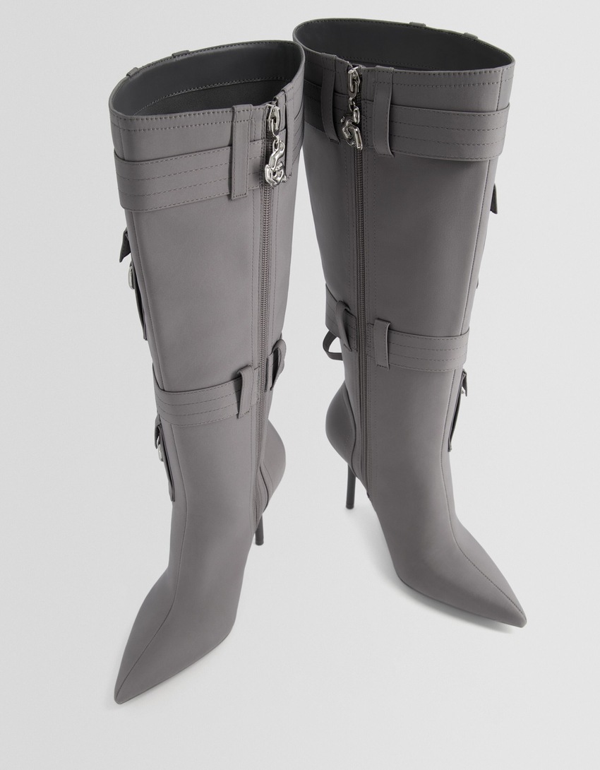 Botas de salto agulha com bolsos com detalhes em metal.