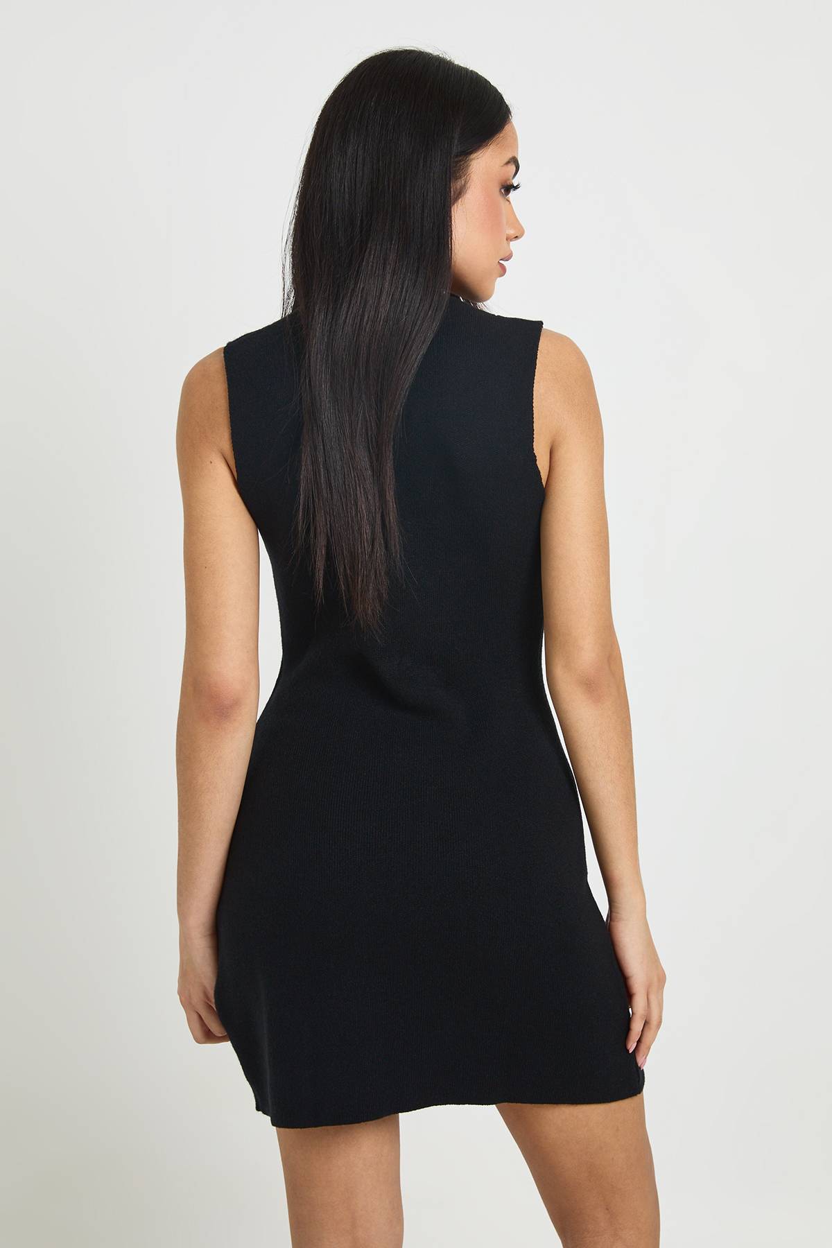 boohoo Robe Mini Tricotée À Manches Courtes Avec Boutons Dorés