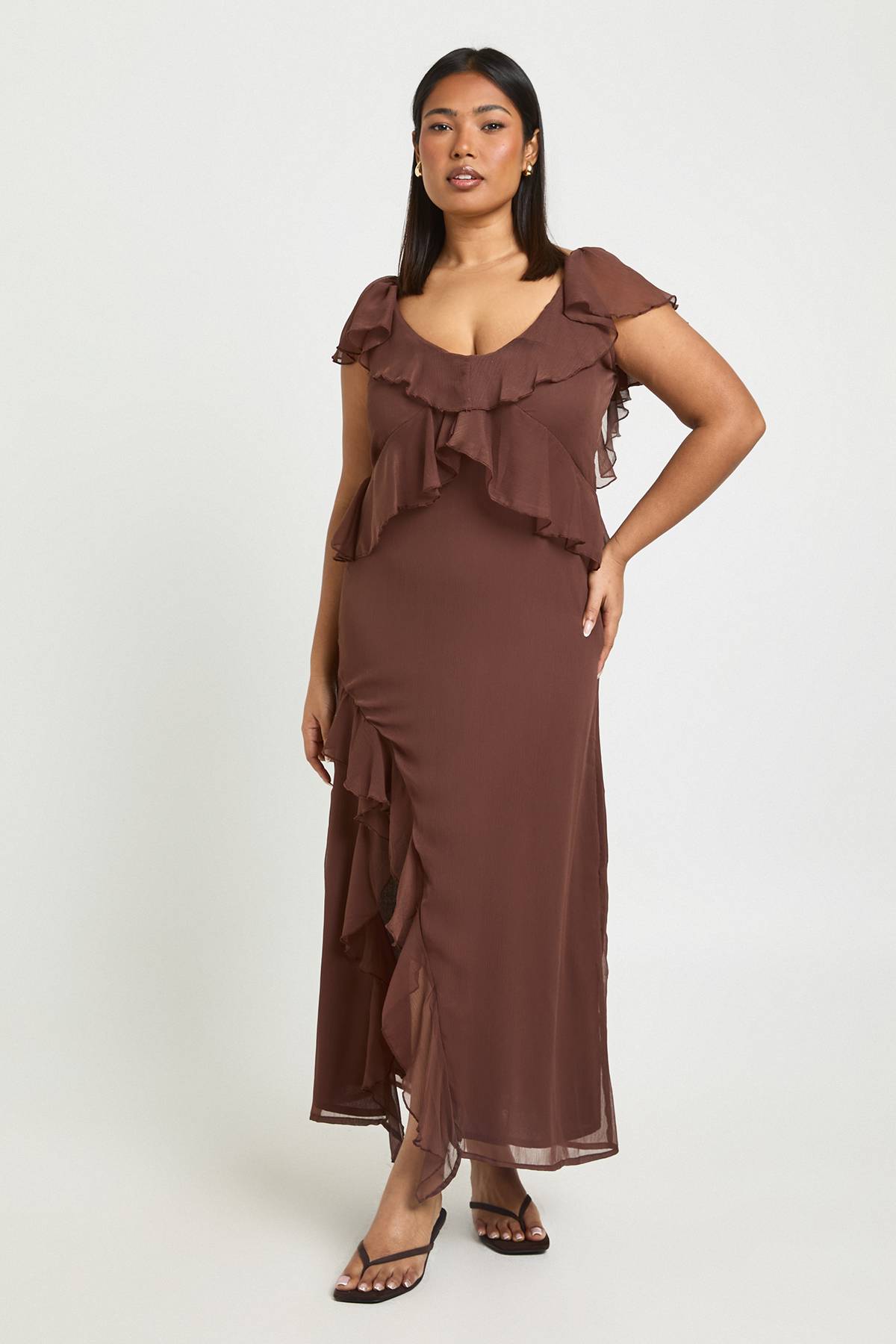 boohoo Robe midaxi en chiffon Plus à ourlet à volants et manches d'ange