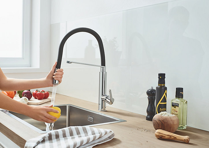 Mitigeur de cuisine avec douchette chromé noir Grohe Feel