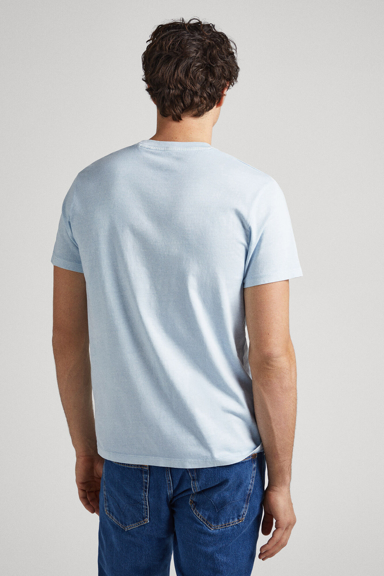 estampa de logotipo em camiseta