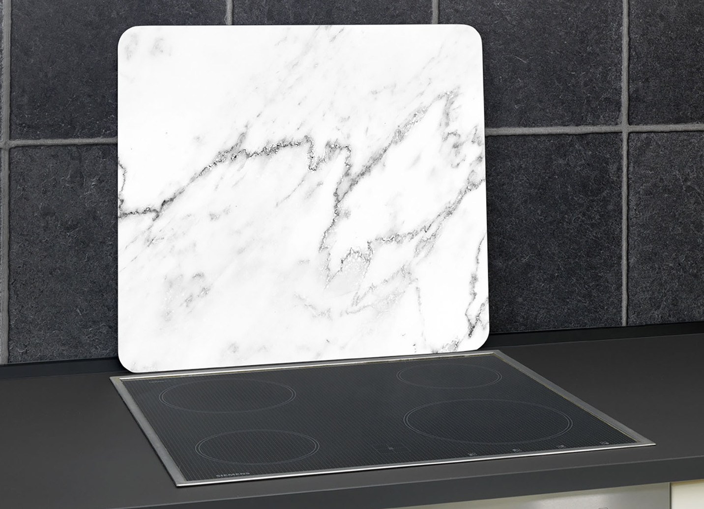 Wandblende aus Glas in Marmor-Optik