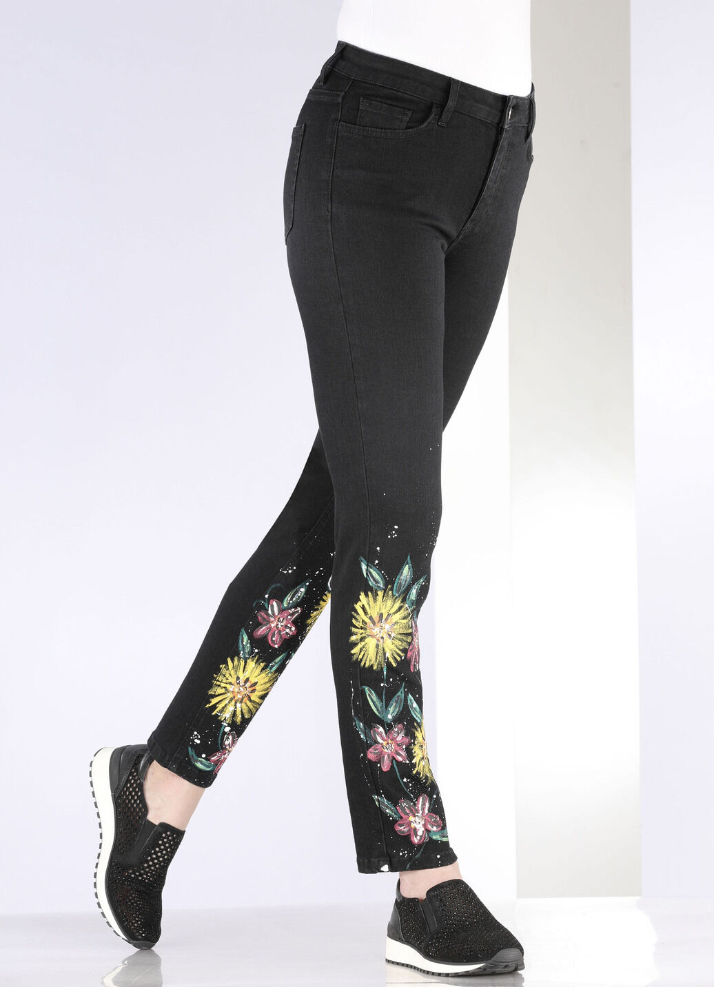 Jeans mit handbemalten, floralen Motiven