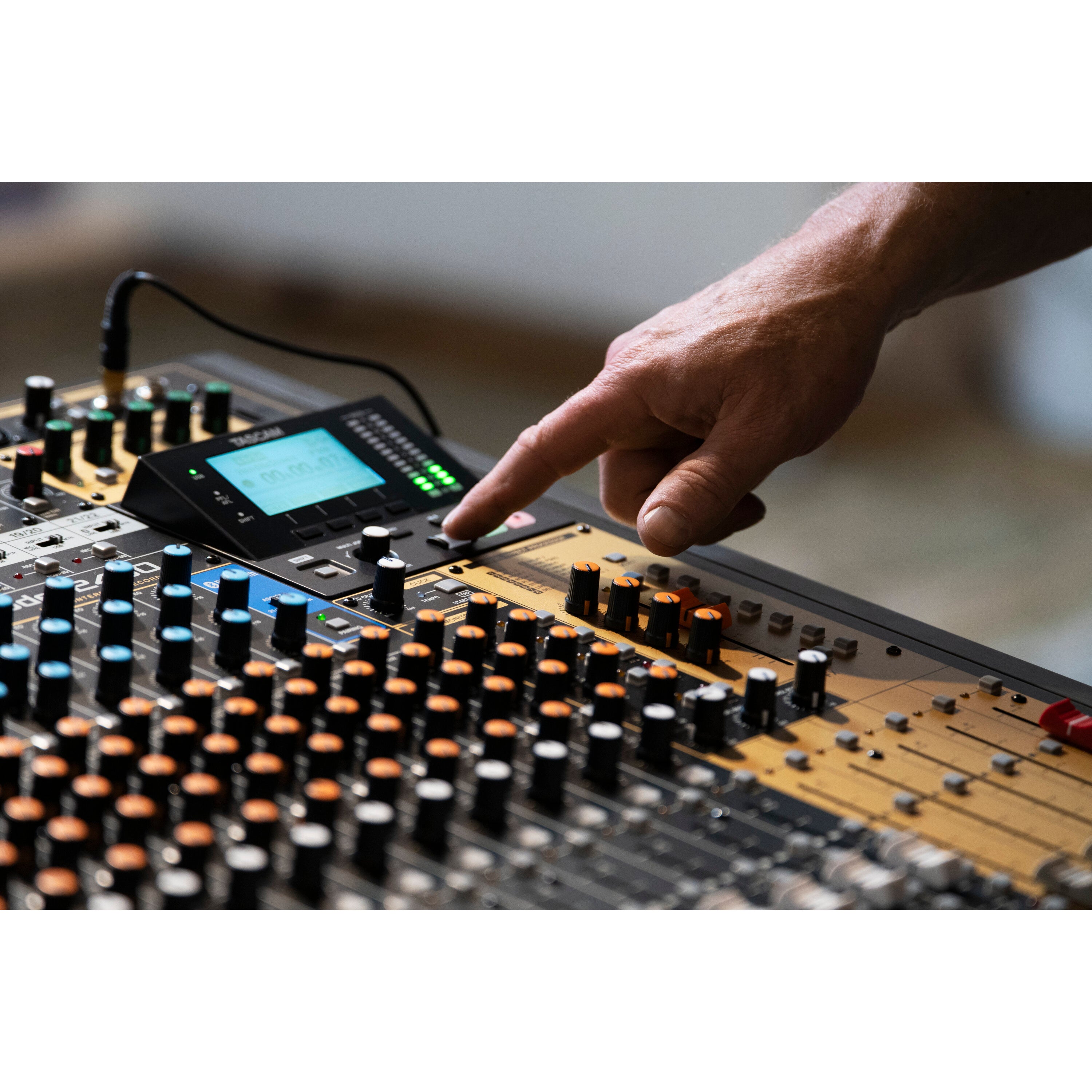 Tascam Model 2400 22-kanaals recording mixer