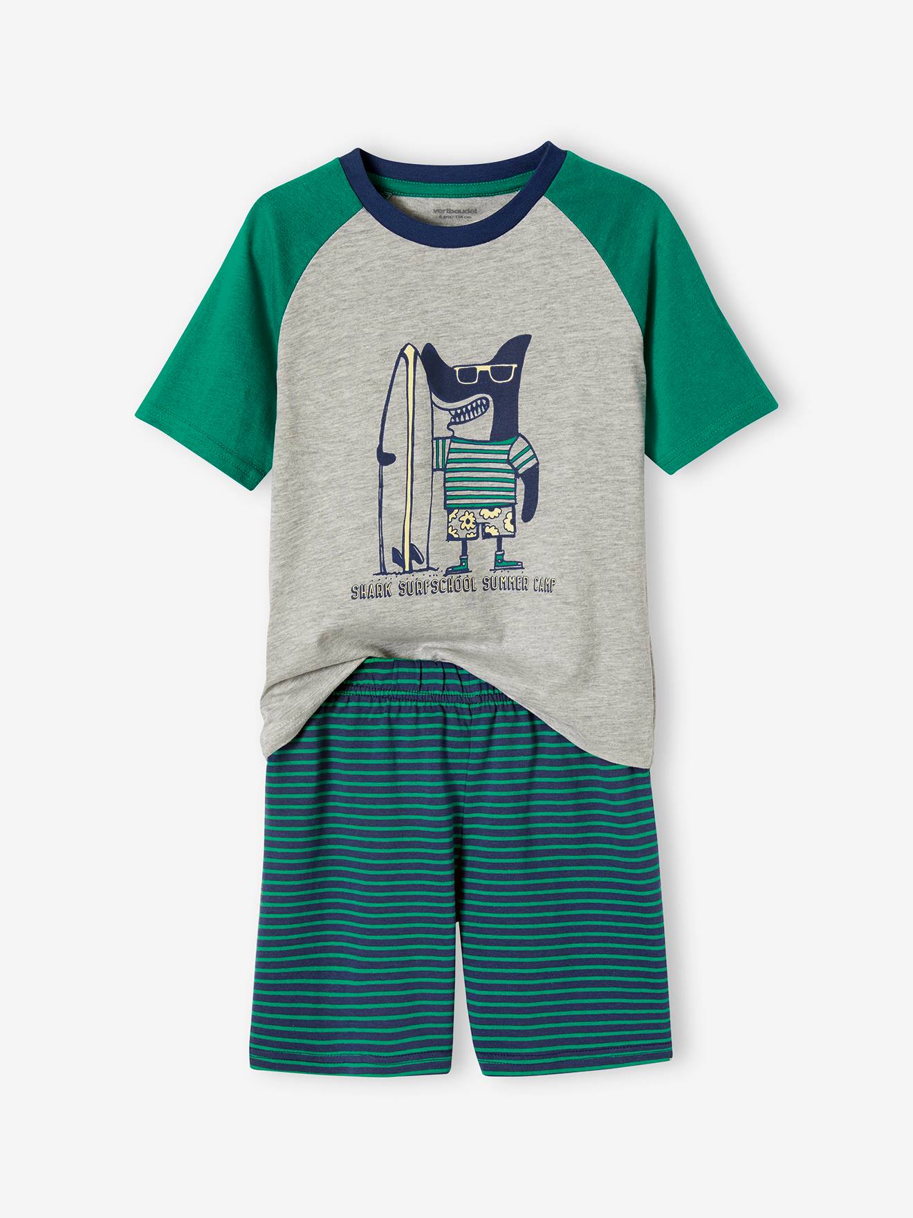 Conjunto de pijama infantil masculino verde pinho com estampa de tubarão surfista e shorts.
