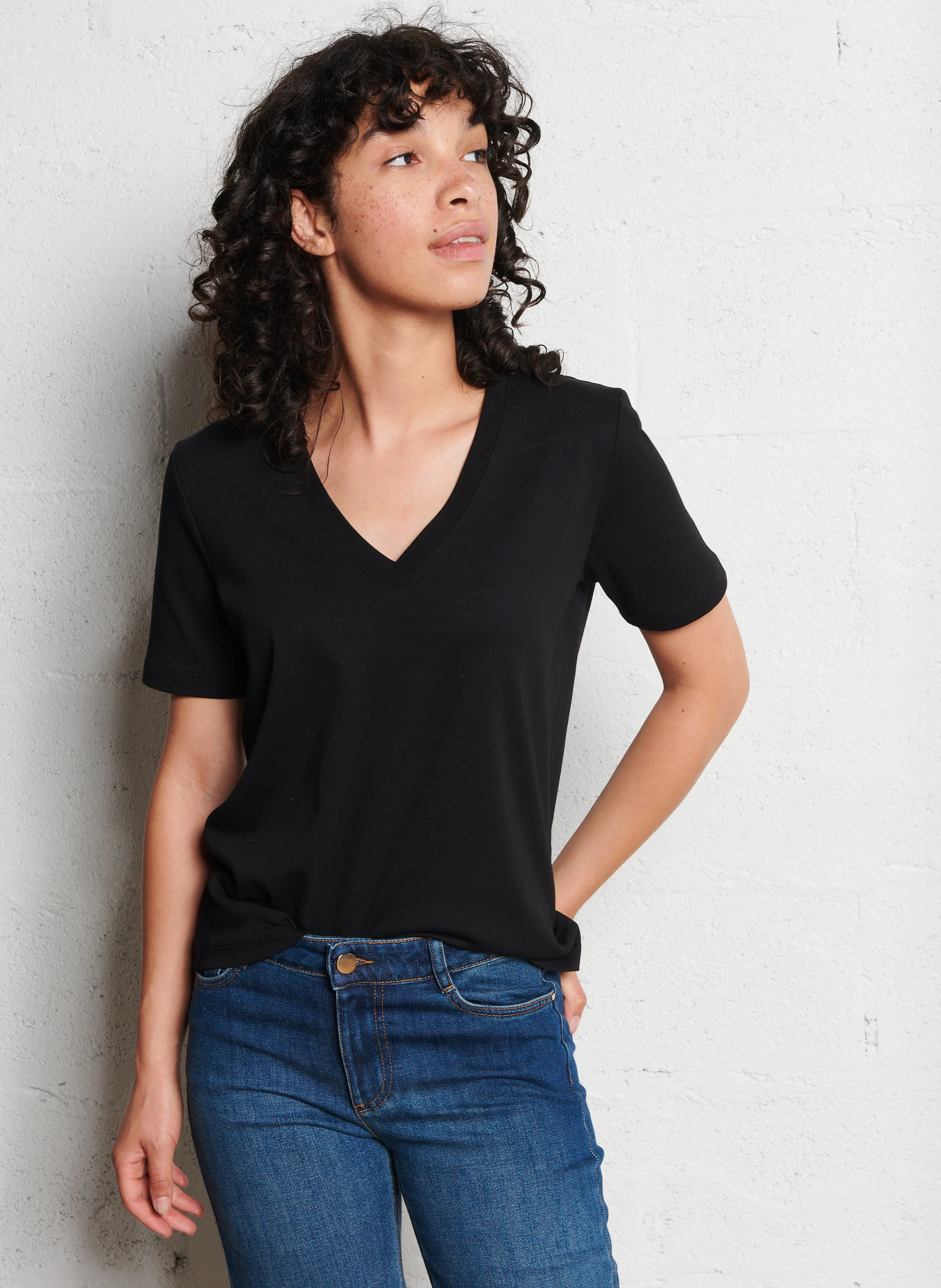 DANA - Tee-shirt droit col V en coton | Noir