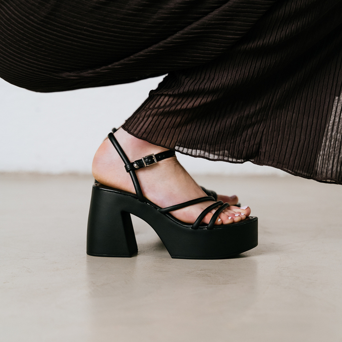 Sandales à brides et plateformes  en cuir noir