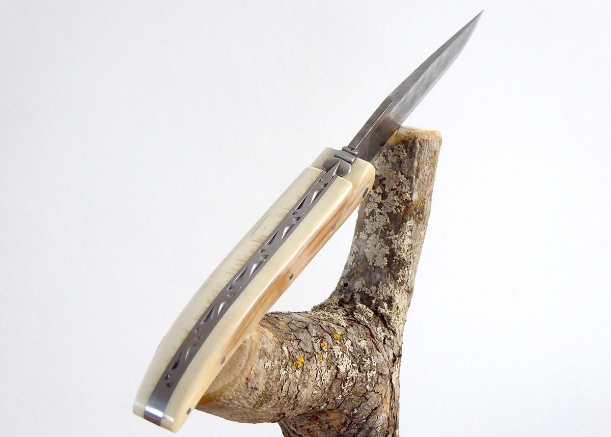 Couteau Laguiole avec une lame Damas et un manche en ivoire de Mammouth plein manche