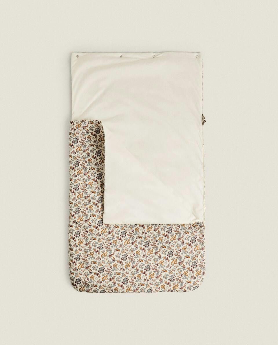 Saco de dormir infantil com estampa floral
