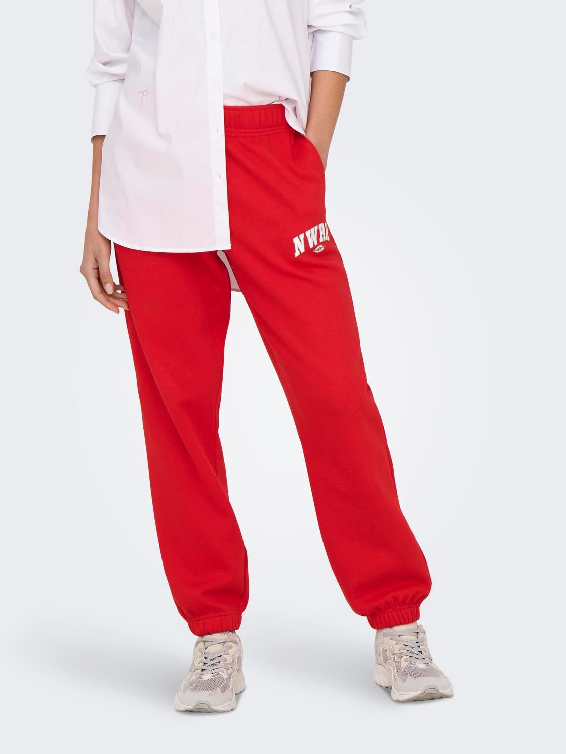 ONLDEBORAH Mittlere Taille Normal geschnitten Jogginghose Mars Red