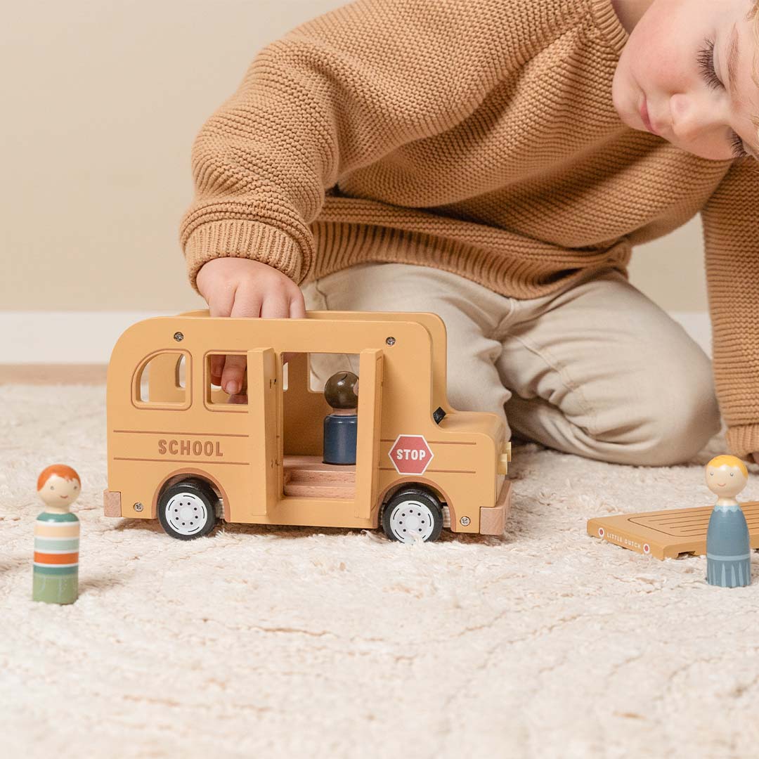 Little dutch schoolbus met poppetjes