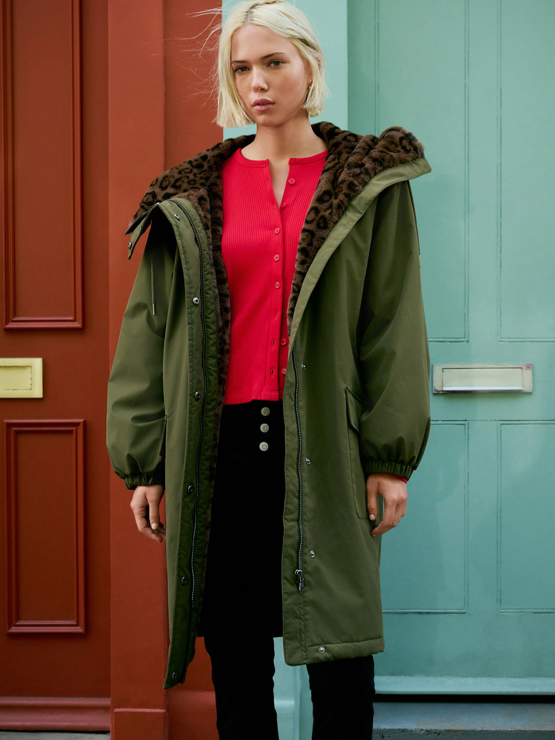 Kakigroen - Parka met imitatiebontvoering met dierenprint