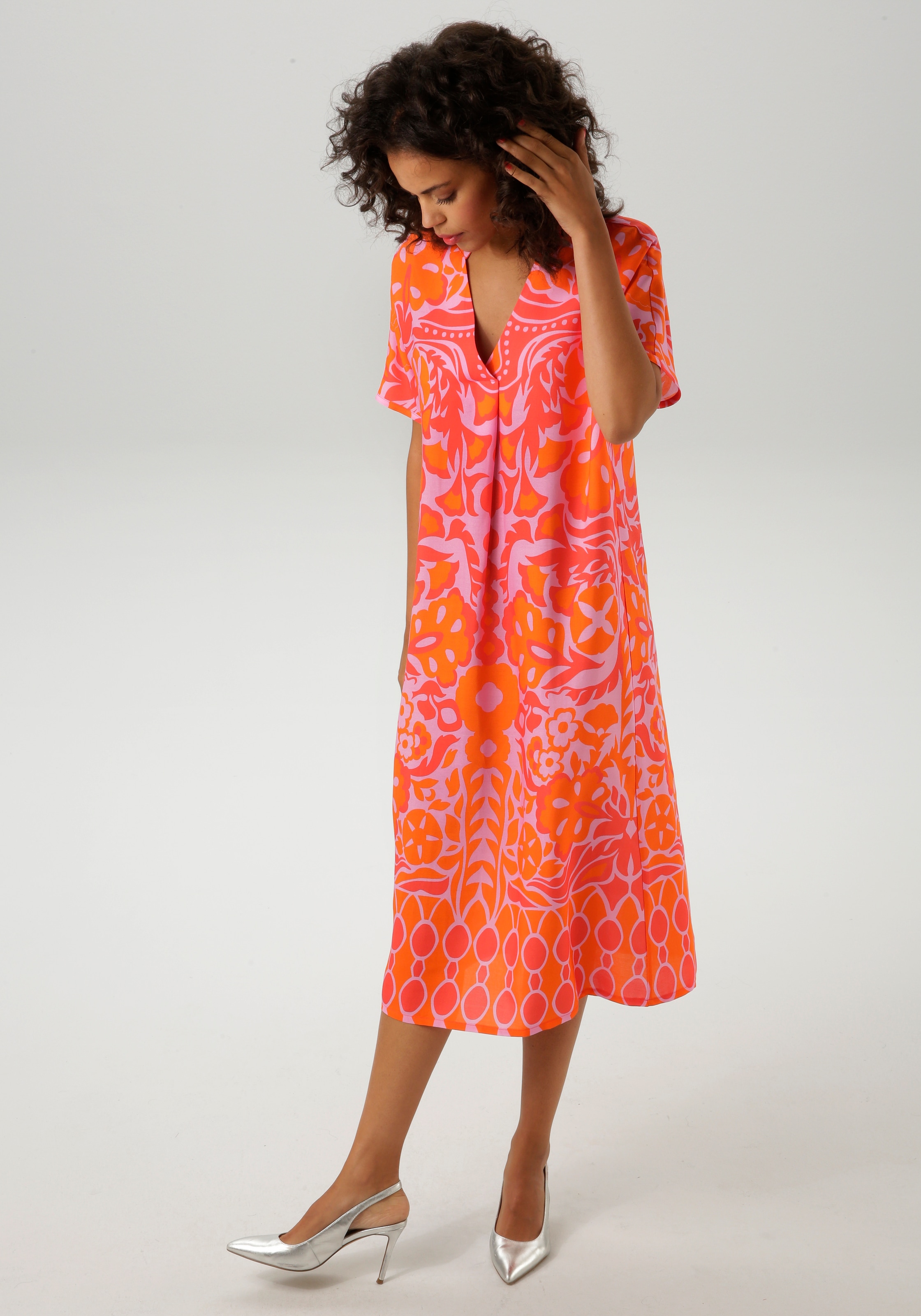 Aniston CASUAL Sommerkleid mit extravagantem, grafischen Druck