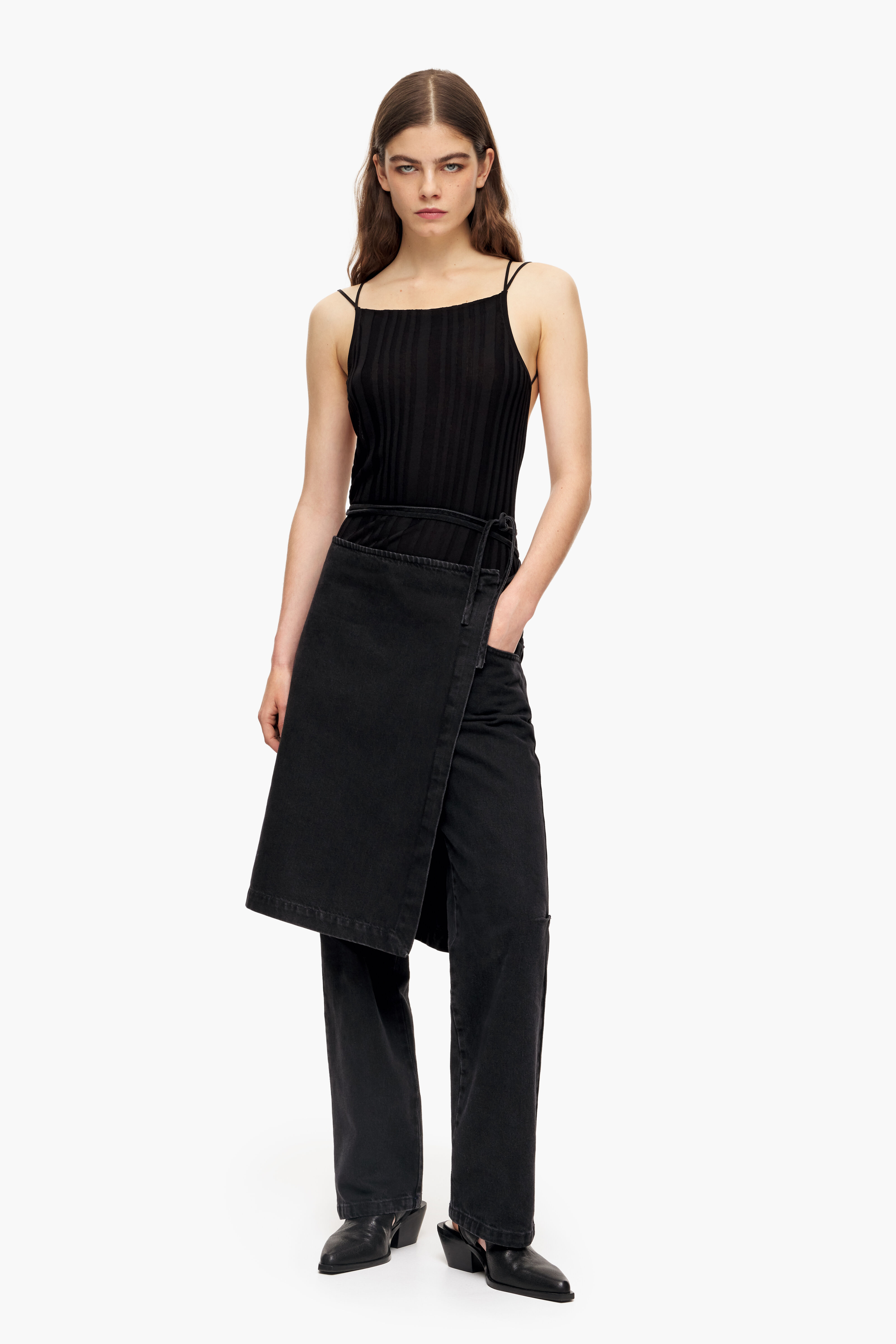 Conjunto de saia e calça jeans pretas com lavagem especial