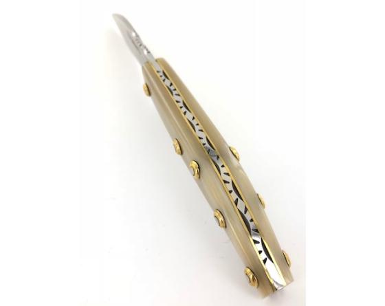 Agenais 12 cm - Corne Blonde - Guilloché - rosettes apparentes Couteau de Poche PassionFrance